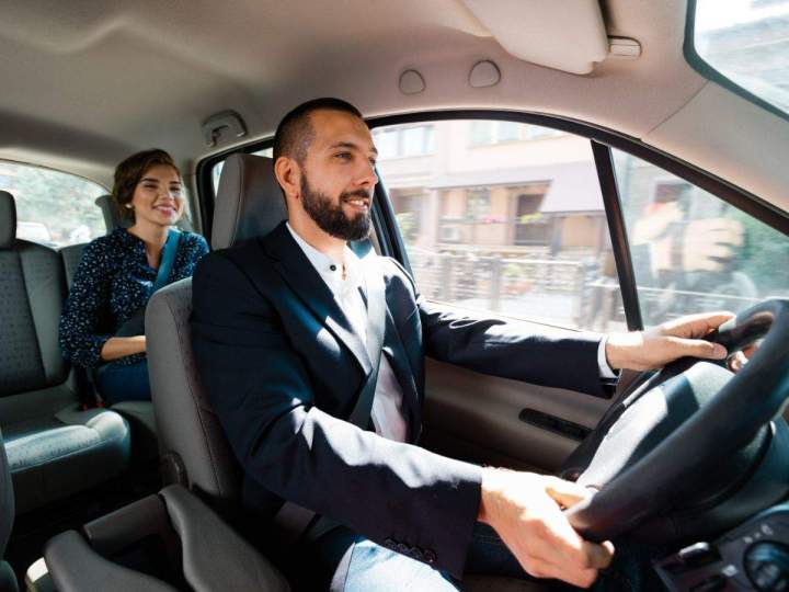 Voyage en première classe dans un véhicule de luxe